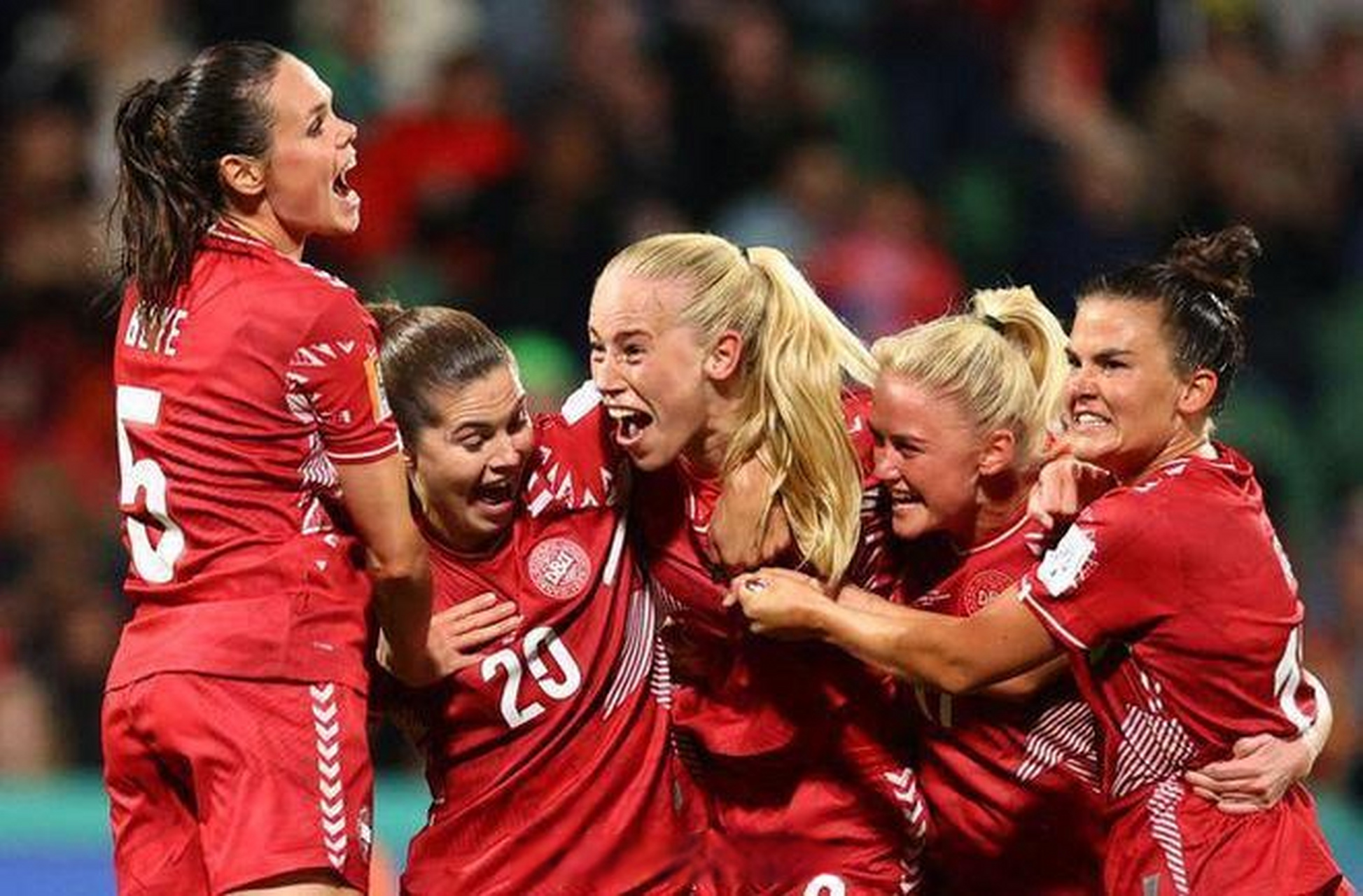 包含斯旺西球队人气飙升，球迷观赛热情高涨的词条