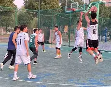 公牛队球员与当地学校合作举办篮球训练营(公牛队的球馆叫什么名字)