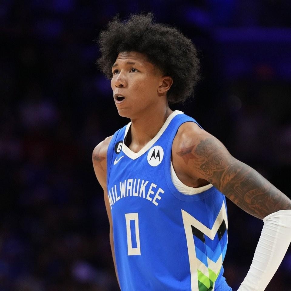 雄鹿队小将表现亮眼，为球队赢得胜利贡献力量(雄鹿队小将表现亮眼,为球队赢得胜利贡献力量的是谁)