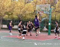国内篮球职业赛事场上角逐激情四射，球迷热爱不停